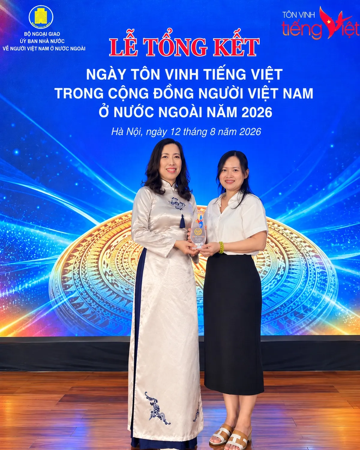 Chung Nguyen accepting award. 